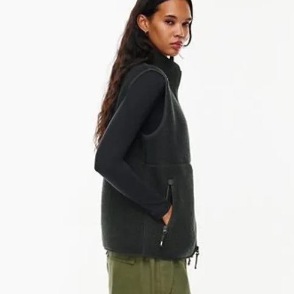 NWT Aritzia TNA Bigfoot Polar Everest Vest in Black - Picture 3 of 12